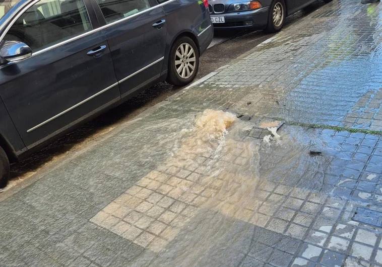 Un nuevo reventón en una tubería deja a todos los vecinos de la calle Río Sil sin agua