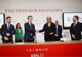 Javier Flores, María del Mar Abad, Federico Bueno de Mata, Mercedes Roldán, Javier Gil y Jordi Martínez, en la firma del convenio.