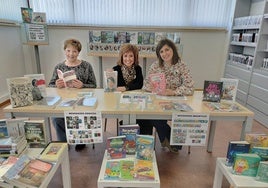 Rosa Salinero, Yoana Izquierdo y María Gutiérrez, con los nuevos fondos.