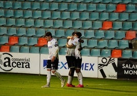 Caramelo se abraza a Souley, junto a Amaro, tras marcar el gol que dio el pase al Salamanca a jugar con el Celta en la Copa del Rey.