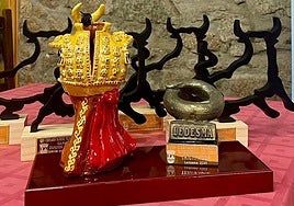 El trofeo de la Rosquilla de Oro que se pone en liza este año.