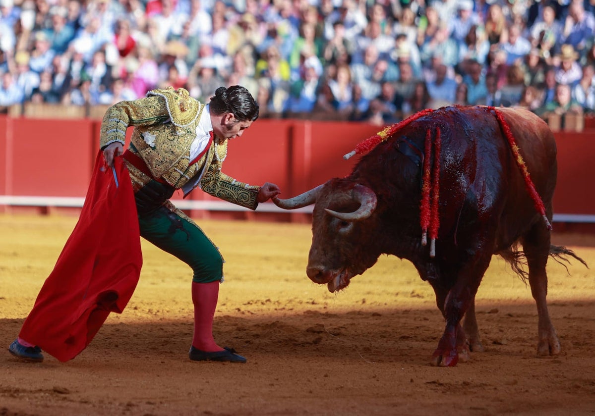Desplante de Morante de la Puebla a un toro de Domingo Hernández en La Maestranza.