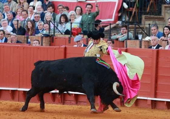 Lance a una mano de Morante de a Puebla a Bodeguero en Sevilla.