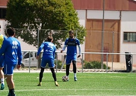 De la Nava encara a Pau Martínez en la sesión de entrenamiento de este martes.