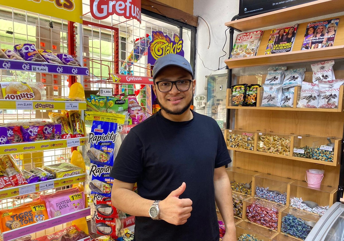 Marvin Peralta, en el quiosco de la calle Acacias.