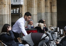 Un camarero atendiendo las terrazas de la Plaza Mayor.