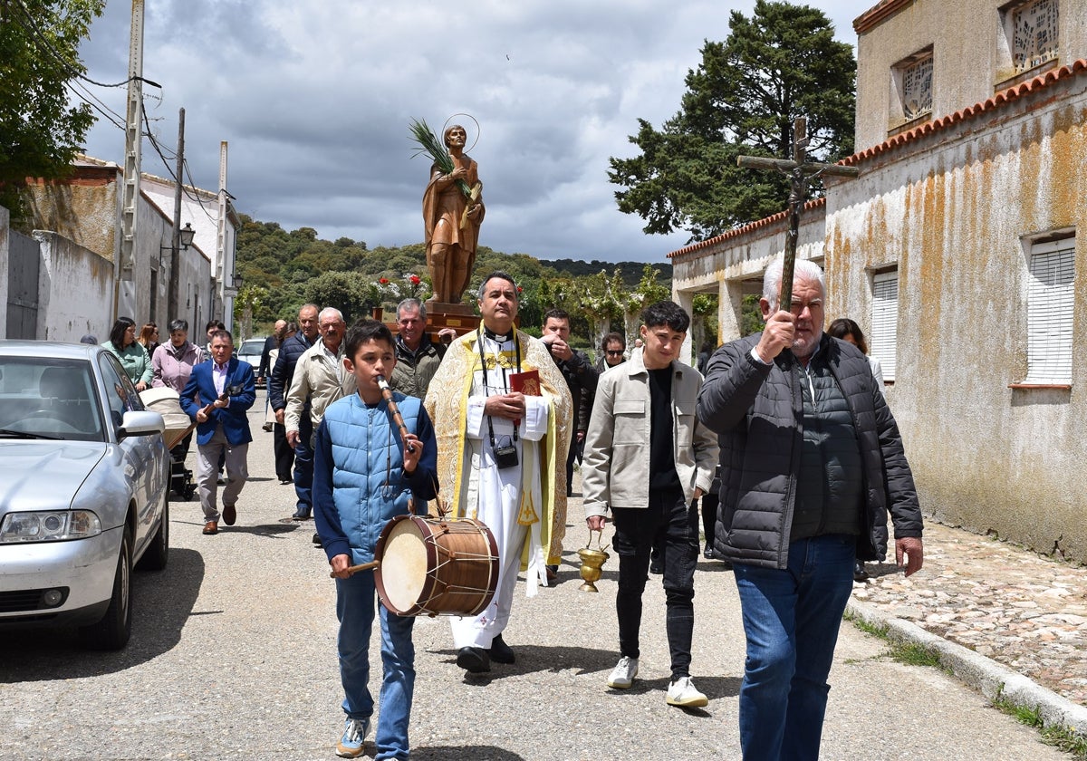 Vecinos de Torrejón de Alba durante la procesión del año pasado.