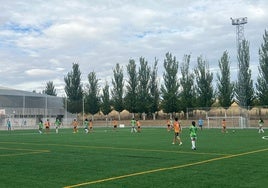 Al fondo, una de las torres del iluminación del campo de fútbol.