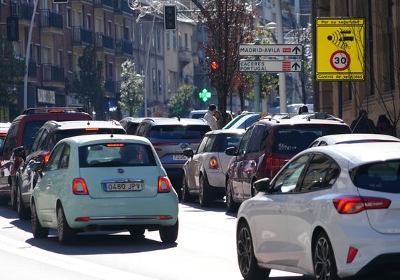 Coches en el Paseo de Canalejas.