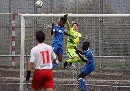 Arrue despeja de puños un balón ante Nico Williams en la Oviedo Cup del 2017.
