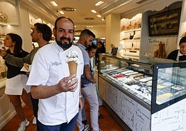 Confiterías Santa Lucía ha inaugurado la temporada de helados. El gerente, Manuel Santa Lucía en la tienda de La Rúa.