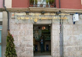 Imagen de la administración de lotería en la que se ha vendido el boleto acertante.