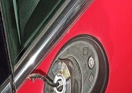 Vehículo dañado en otra oleada vandálica registrada en Salamanca.