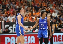 Fasoula, junto a Arica Carter, en su último partido como jugadora del Perfumerías Avenida.