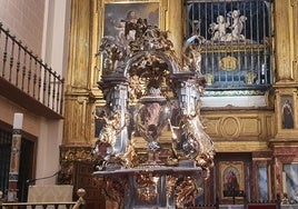 El relicario con el corazón de Santa Teresa de Jesús ante el sepulcro de la Santa en el altar mayor de la Basílica de la Anunciación.