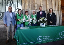 Ángel Losada, voluntarias de AECC, Carlos García Carbayo y Vega Villar.