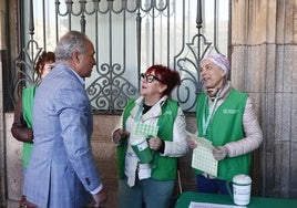 Ángel Losada saluda a Raquel y a Eva, voluntarias de AECC Salamanca.