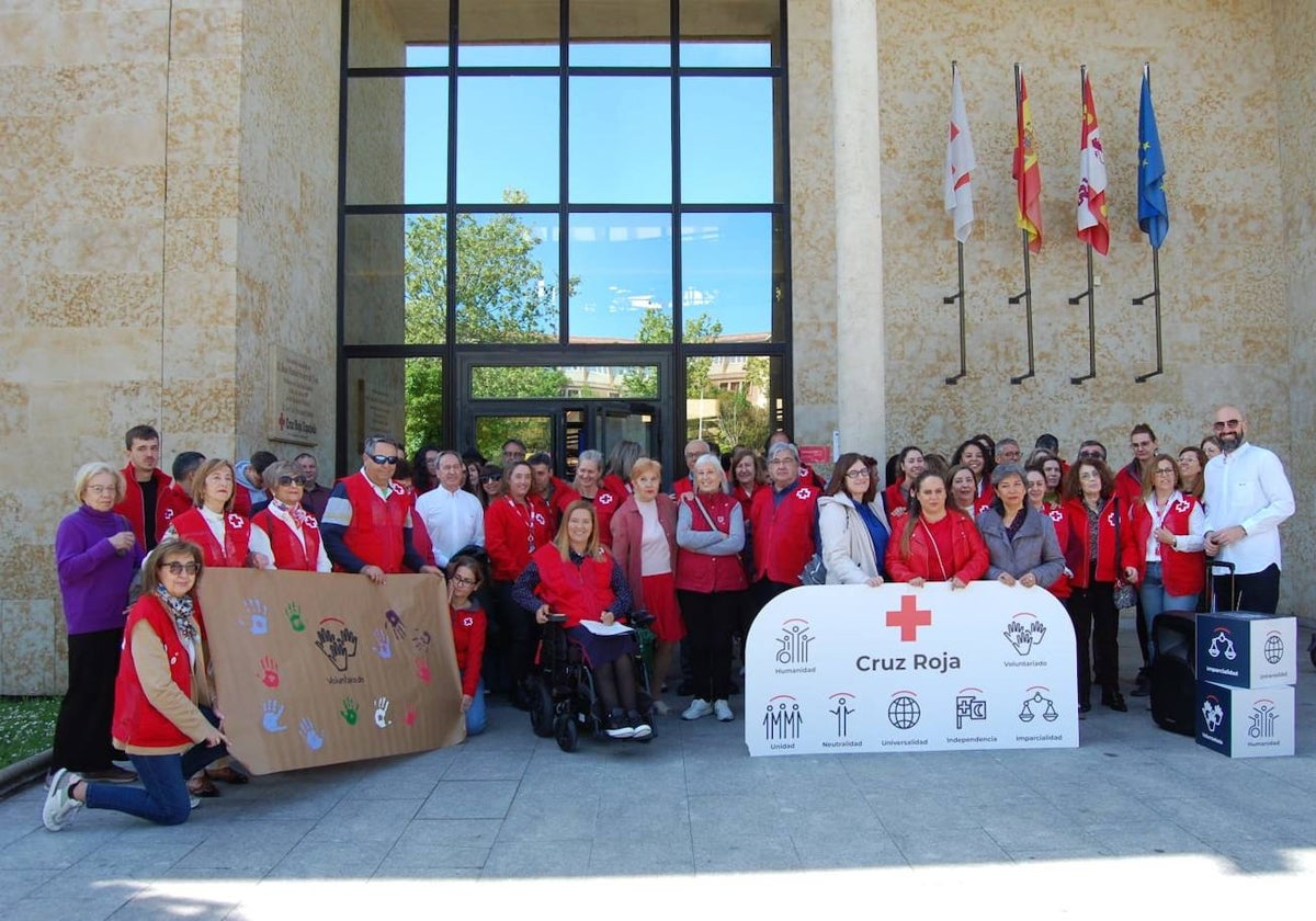 Voluntarios, usuarios y trabajadores de Cruz Roja en Salamanca celebran el día mundial de la organización