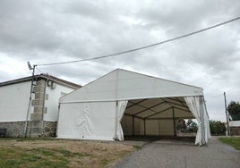 Imagen de la carpa instalada junto al colegio para acoger la fiesta de San Gregorio.