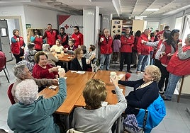 Imagen de los mayores brindando por la labor social de Cruz Roja en su día.