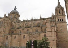 Las campanas suenan en la Catedral Nueva de Salamanca.
