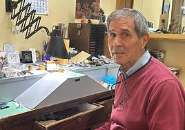 Julián Martín en el taller se su negocio.