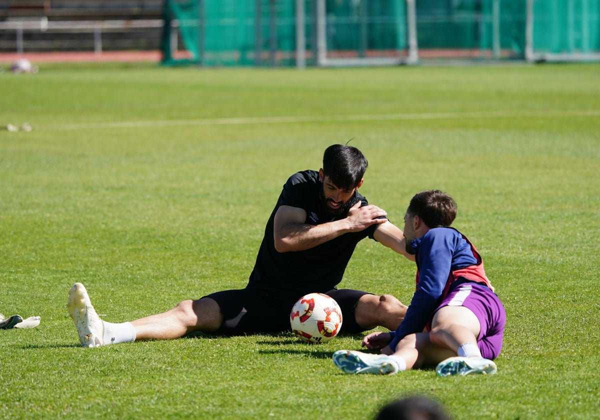 Jon Villanueva y Parra, dos de los jugadores que continuarán, en uno de los últimos entrenamientos.