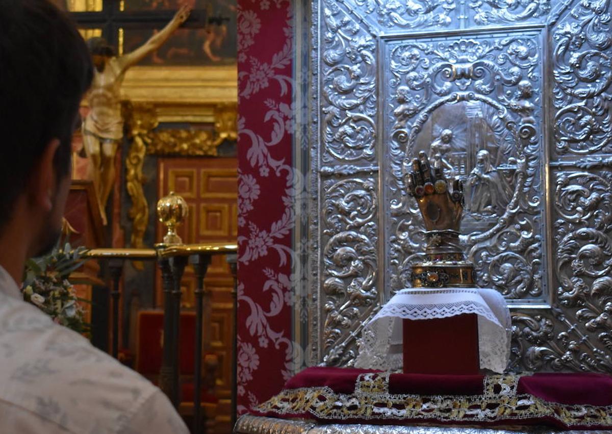 Imagen secundaria 1 - ALFOMBRA DE 25 METROS.  La urna de plata con el cuerpo de Santa Teresa de Jesús estará sobre una alfombra de 25 metros cuadrados y 90 kilos de peso que se ha diseñado y elaborado artesanalmente en Sevilla. La pieza está confeccionada con una técnica de inyección de lana sobre una base tejida, que se conoce como tufting manual.  MANO CUSTODIADA POR FRANCO.  Uno de los primeros pasos fue la exposición de la reliquia de la mano incorrupta de la patrona de la villa llegada desde la localidad malagueña de Ronda.  RECUERDOS CONMEMORATIVOS.  Desde el Carmelo, han sacado a la venta recuerdos inéditos sobre la veneración como el rostro de la Santa plasmado en una moneda bañada en bronce, pulseras o llaveros, entre otros artículos.