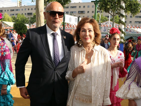 Ana Rosa Quintana y Juan Muñoz en la Feria de Abril.