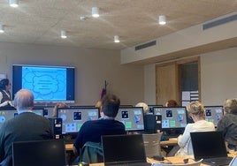 Usuarios en el Aula de Informática de Carbajosa de la Sagrada.