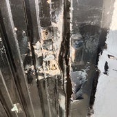 Daños en la puerta de la báscula.