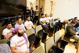 Bomberos en el pleno del Ayuntamiento.