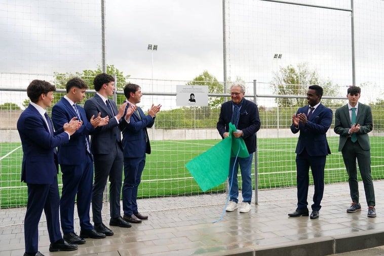 Imagen de la inauguración del campo de fútbol.