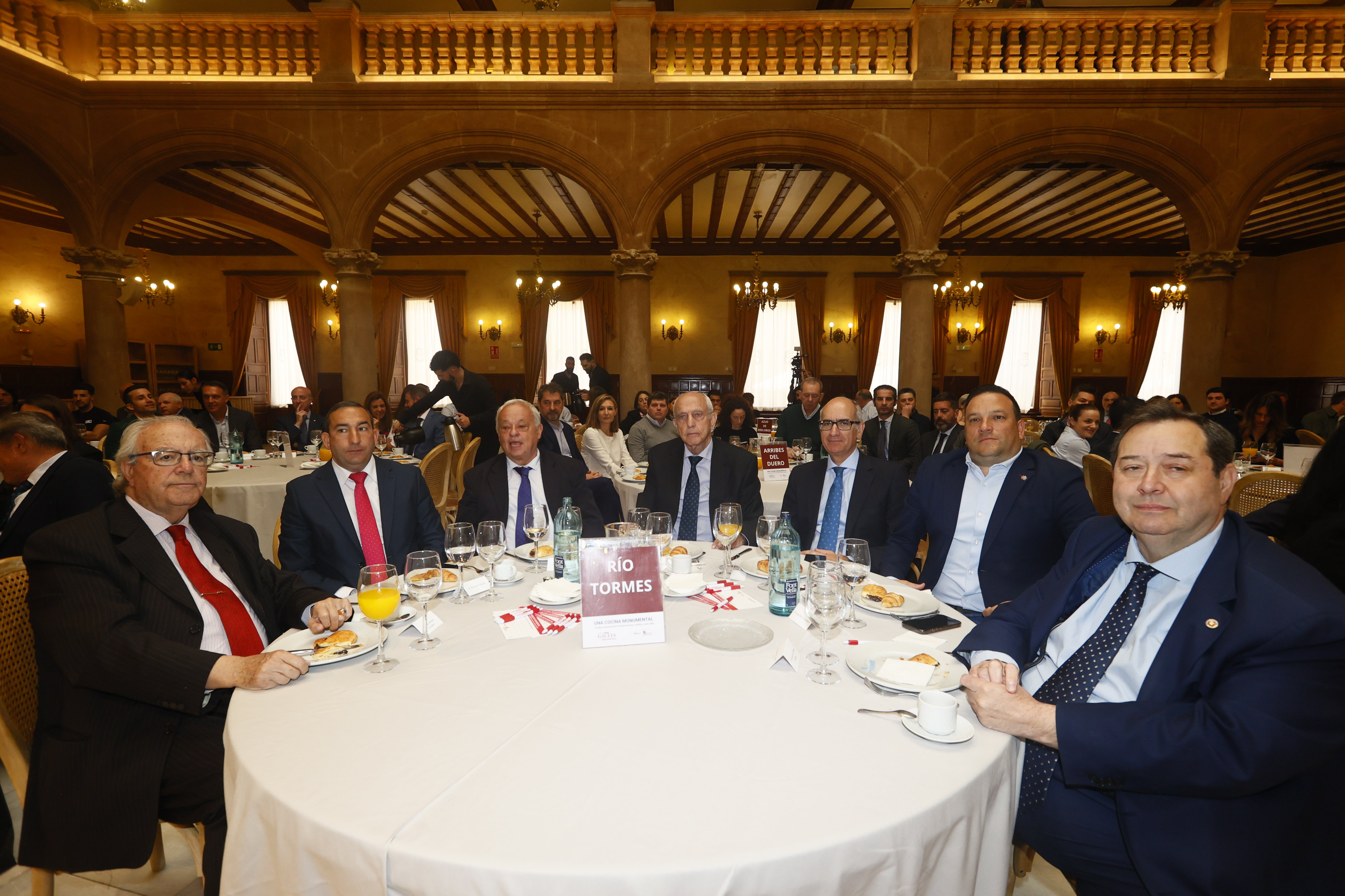 Pedro Méndez González (Presidente del Casino), Eloy Ruiz Marcos (Delegado de la Junta en Salamanca), Gonzalo Santonja Gómez-Agero (Consejero de Cultura, Turismo y Deporte de la Junta), Pedro Díaz Mesonero (Presidente de LA GACETA), Javier Iglesias García (Presidente de la Diputación), Jorge Moro (Presidente de la Asociación Hostelería) y Benjamín Crespo (Presidente de la Cámara de Comercio).