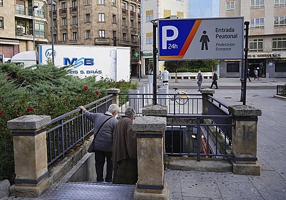 Acceso al parking de Santa Eulalia, que el delincuente empleó para mucho tiempo para pernoctar e incluso asearse.
