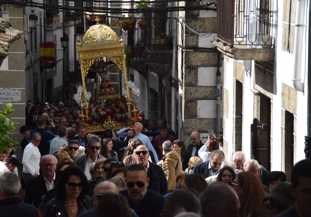 El Cristo del Refugio de Candelario subió a la iglesia el 1 de mayo y bajará mañana por la tarde.