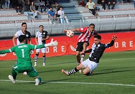 Ramiro Mayor al corte en un ataque del Bilbao Atheltic durante el primer tiempo en Lezama.