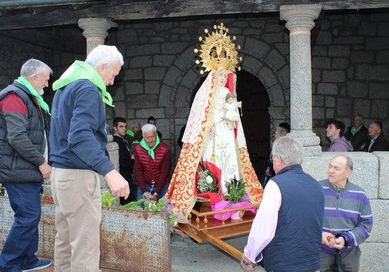 Salida de la Virgen de Montemayor de la iglesia de Aldeacipreste