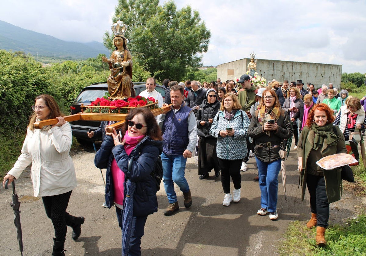 Valdelamatanza y Aldeanueva del Camino se reencuentran en su romería de la Virgen del Rosario