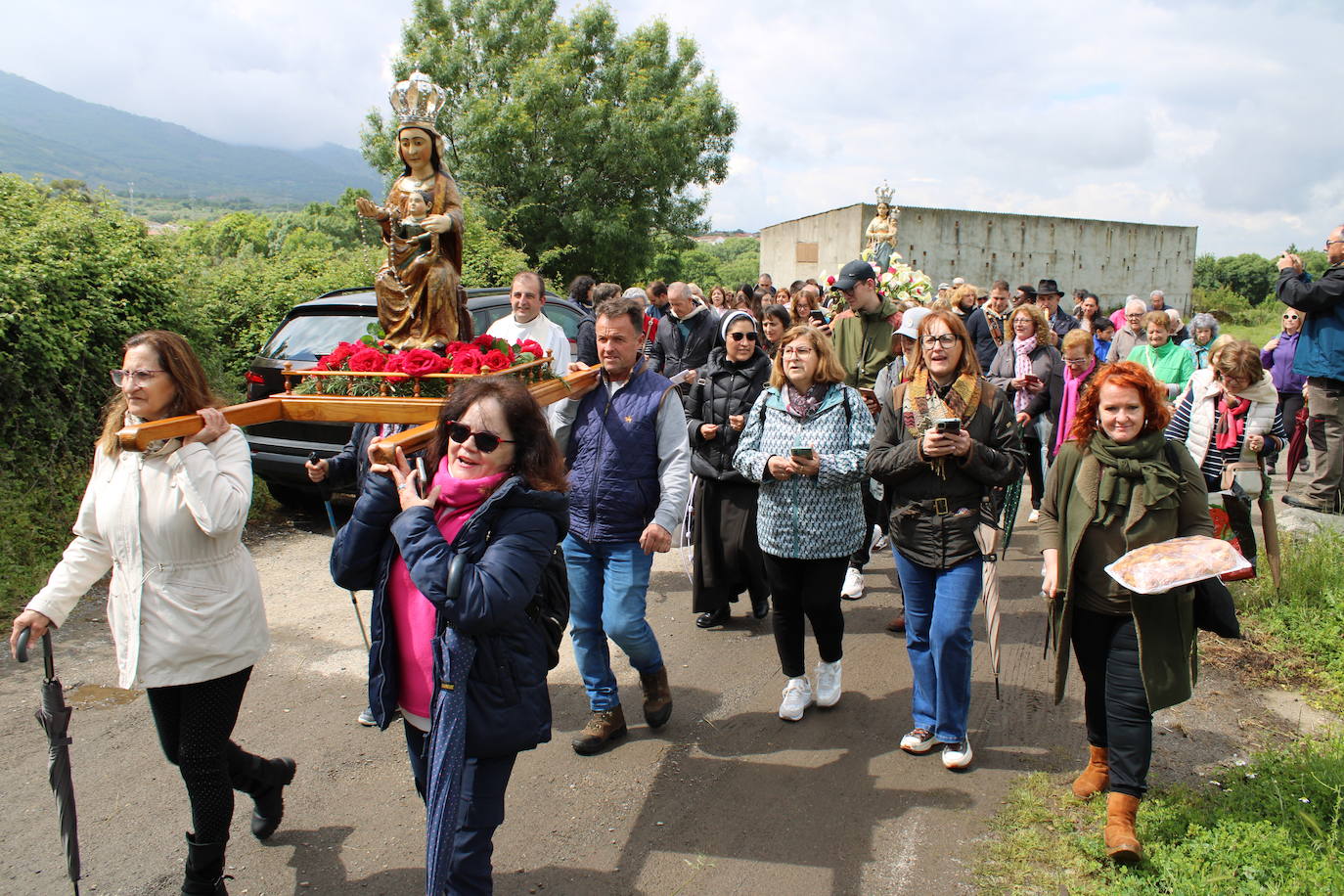 Valdelamatanza y Aldeanueva del Camino se reencuentran en su romería de la Virgen del Rosario