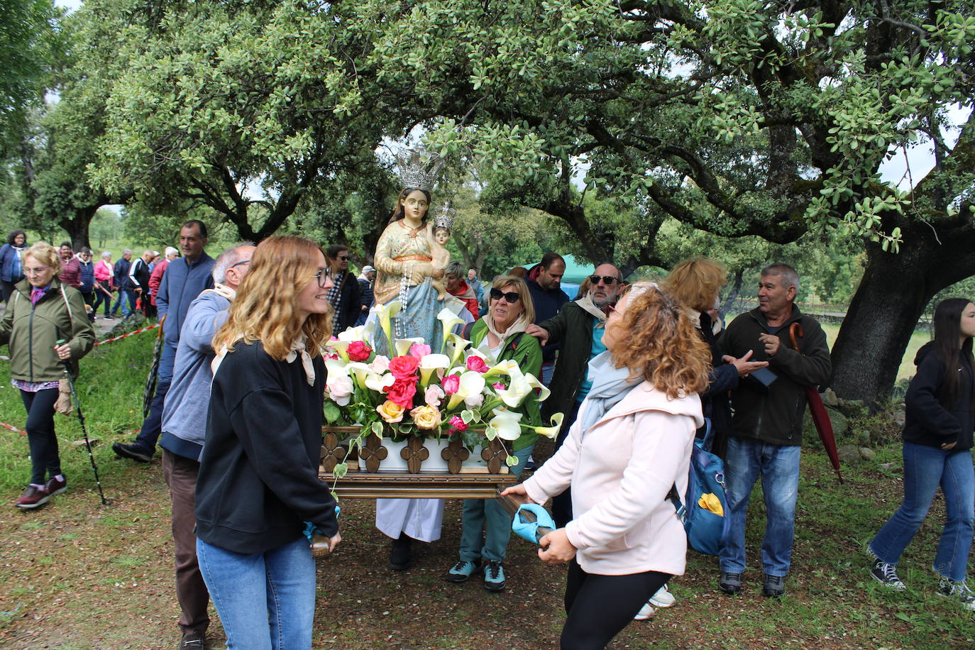 Valdelamatanza y Aldeanueva del Camino se reencuentran en su romería de la Virgen del Rosario