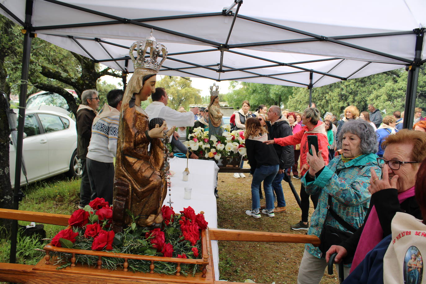 Valdelamatanza y Aldeanueva del Camino se reencuentran en su romería de la Virgen del Rosario