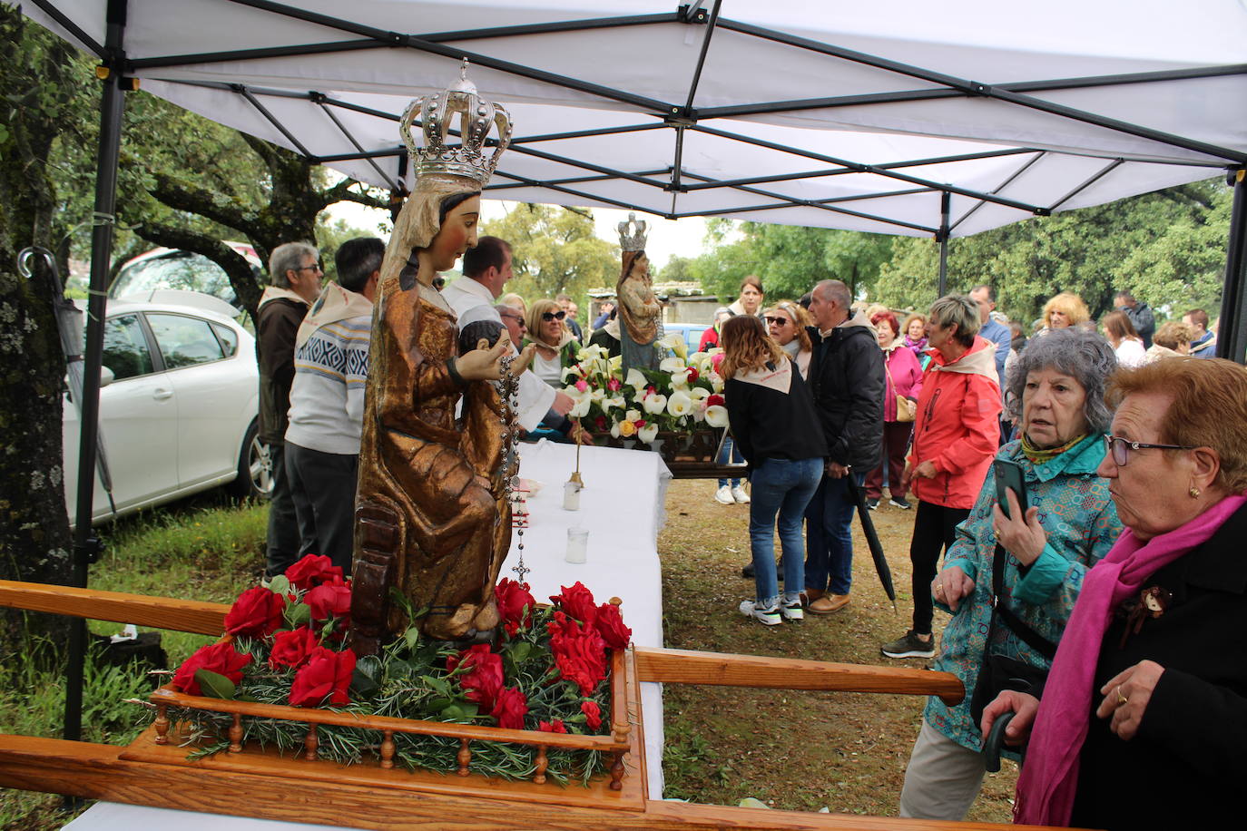 Valdelamatanza y Aldeanueva del Camino se reencuentran en su romería de la Virgen del Rosario