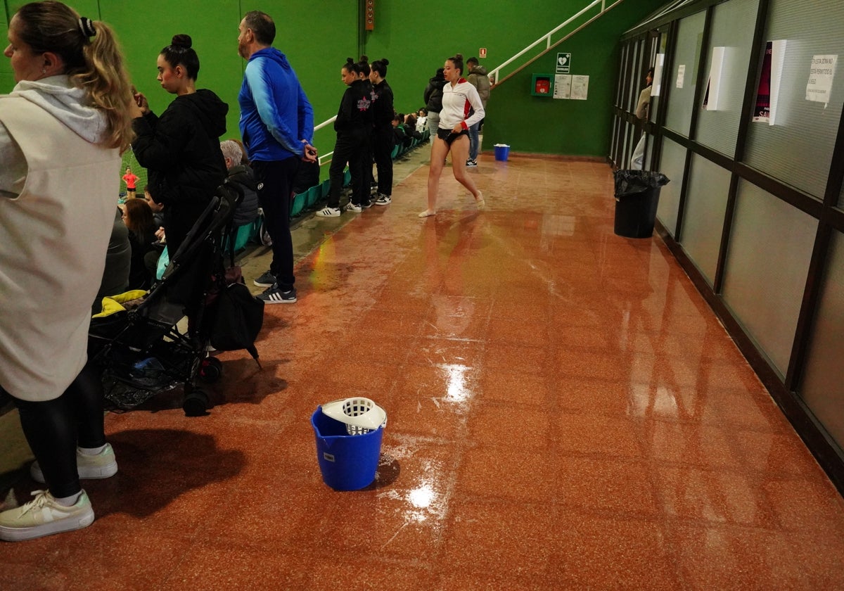 Las goteras marcan el primer día de gimnasia en Salamanca