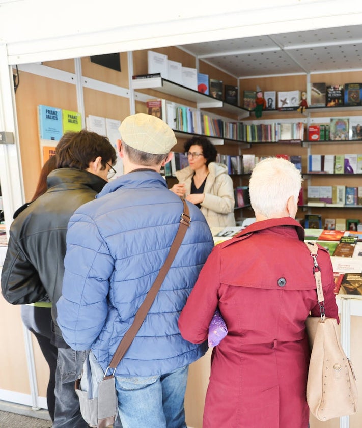 Imagen secundaria 2 - La literatura toma la Plaza Mayor de la mano de la 43 edición de la Feria del libro