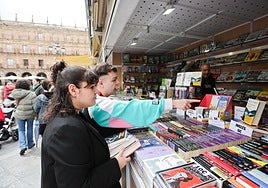 Salmantinos comprando libros en la Feria del Libro.