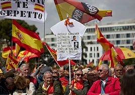 Decenas de personas durante una manifestación para pedir elecciones generales, en la Plaza de Colón, a 10 de mayo de 2025.