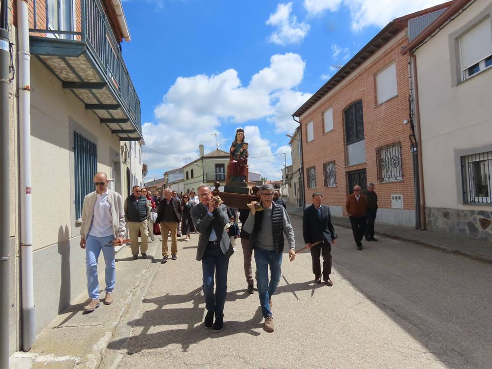 Todos con la Virgen del Hinojal en Paradinas