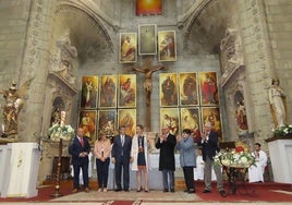 Los miembros de la Junta de Hermandad de Cofradías saliente aplauden a los miembros de la nueva junta