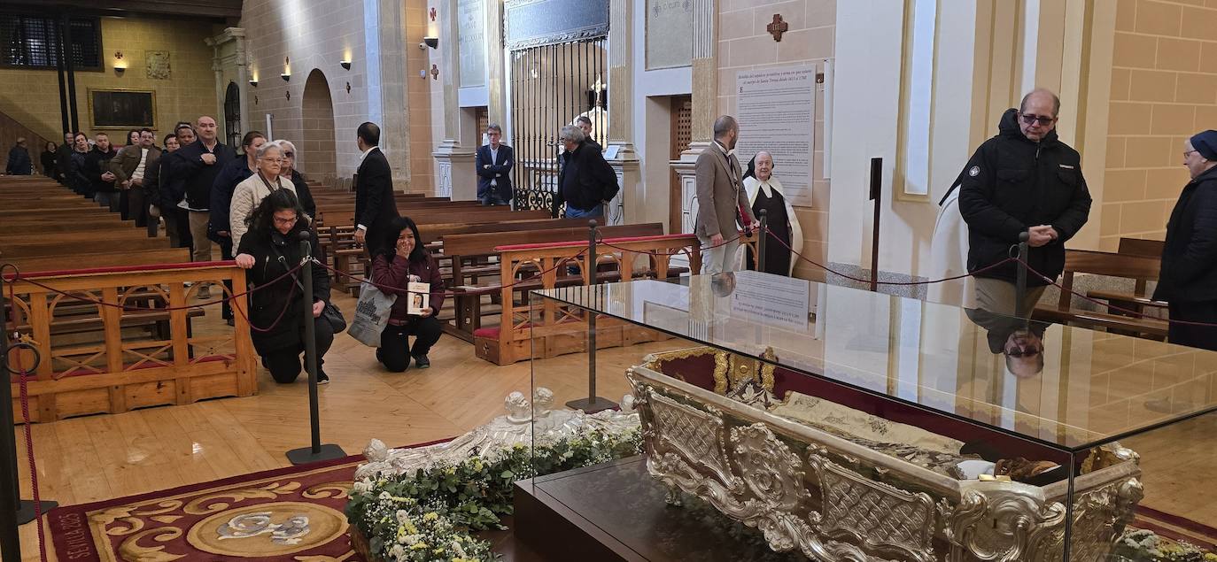 Máxima expectación en Alba de Tormes por la histórica veneración pública de Santa Teresa